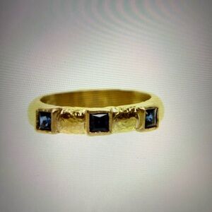 BEAUTIFUL DESIGNER ELIZABETH LOCKE 19K GOLD SAPPHIRE NARROW STACKING RING